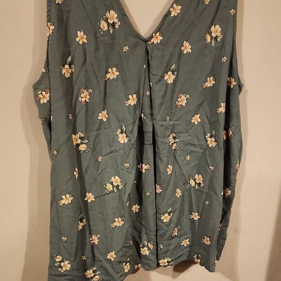 Torrid Vibrant Green  Tank Top with Breathable Fabric and Relaxed Fit Size 2 - Picture 4 of 4